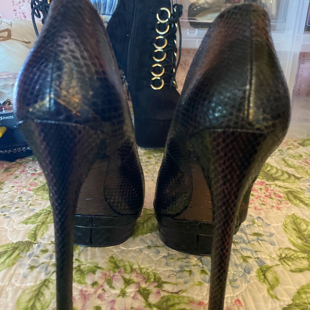Beautiful snake skin heel shoes - New with tags